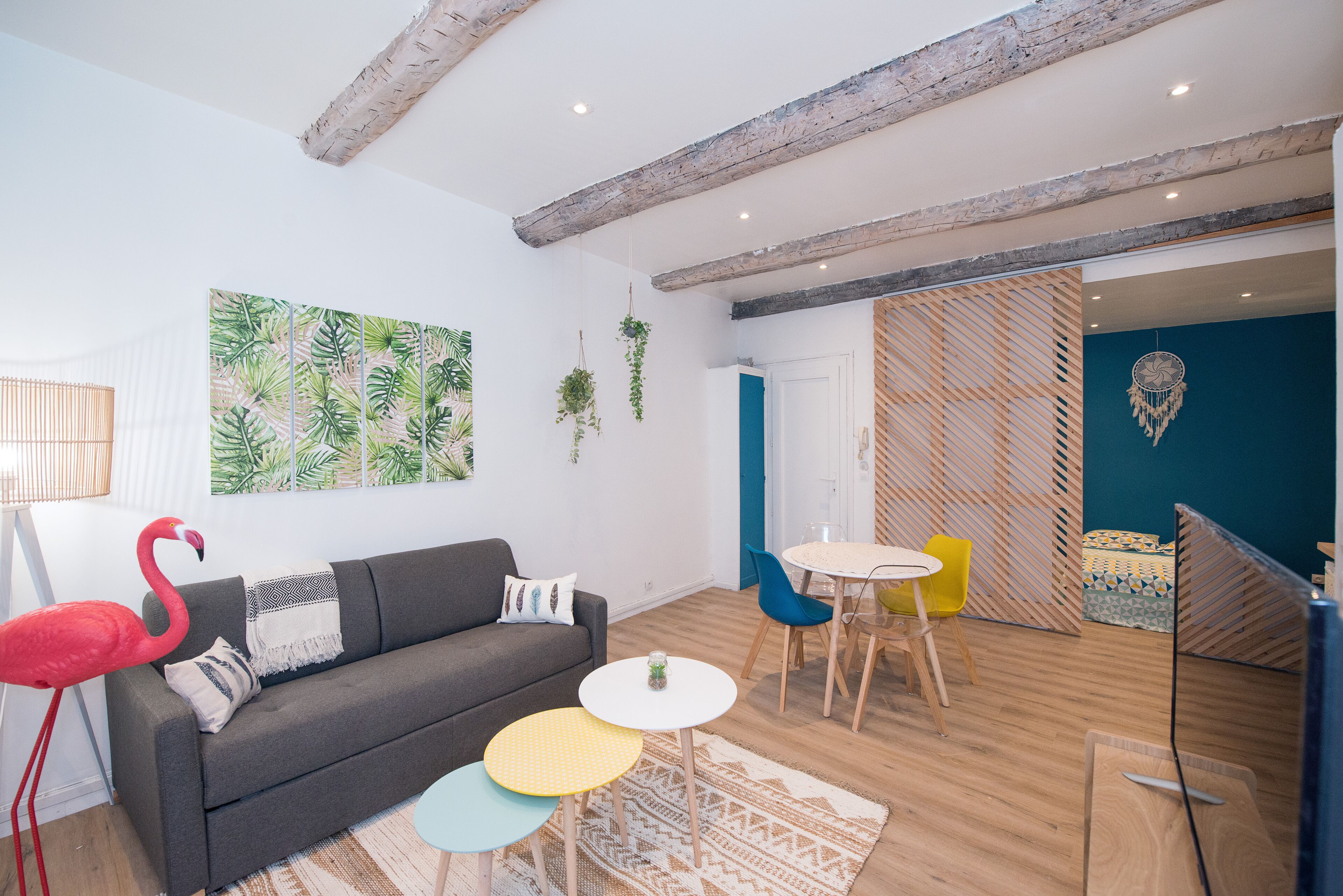 Cannes center 200m from the Palace and the sea