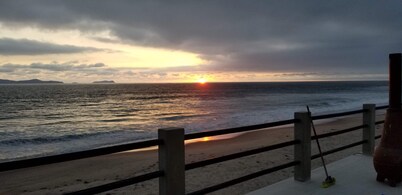 Rosarito Beach Bunkhouse: King Bed, Wi-Fi, TV, Surf, Sleeps 5+