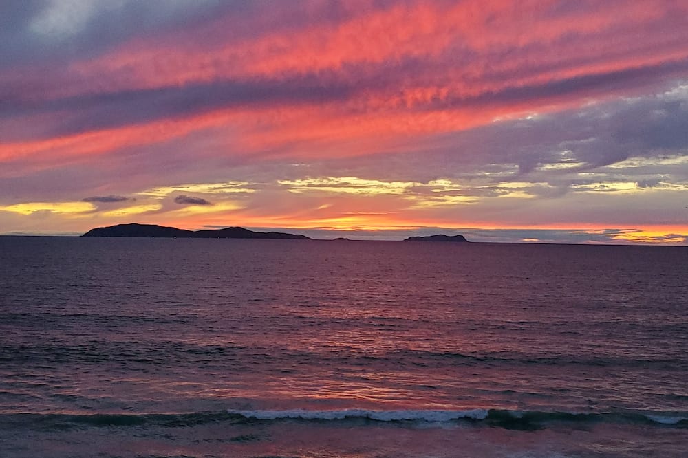 SURF CASA BEACH BUNKHOUSE, BAJA MALIBU, ROSARITO, MEXICO, Wi-Fi, TV, SURFING