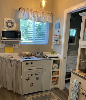 Refrigerador, microondas, parrilla de estufa y cafetera y tetera