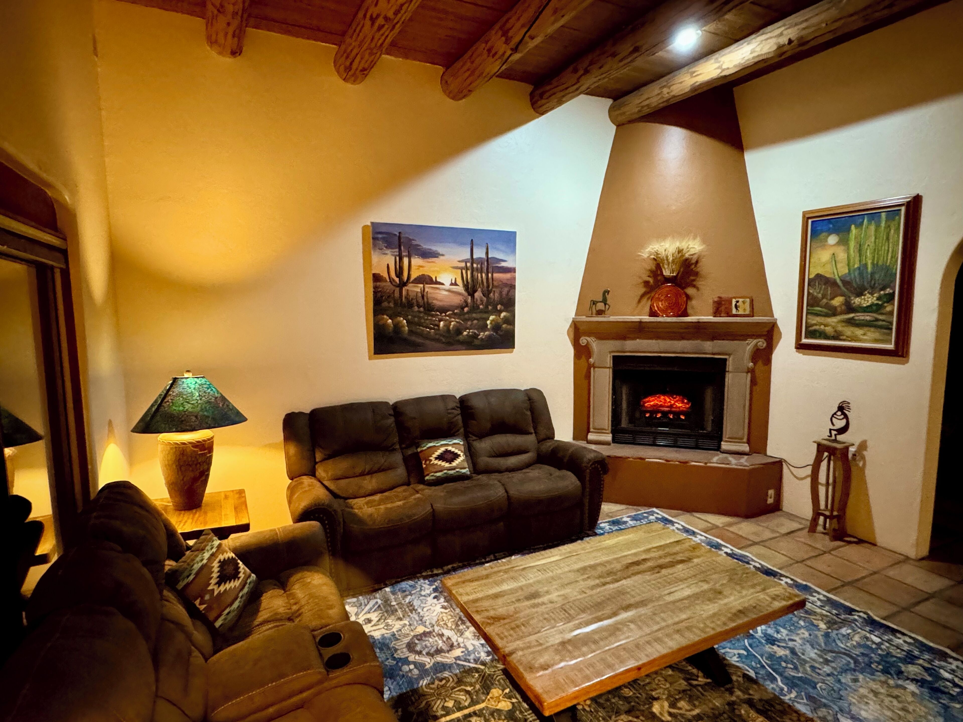 Smart TV, chimenea, libros y impresora 