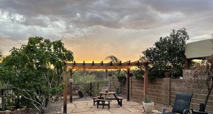 Peaceful desert Oasis, pool & spa! Pets welcome, golf, hiking, riding, dining.