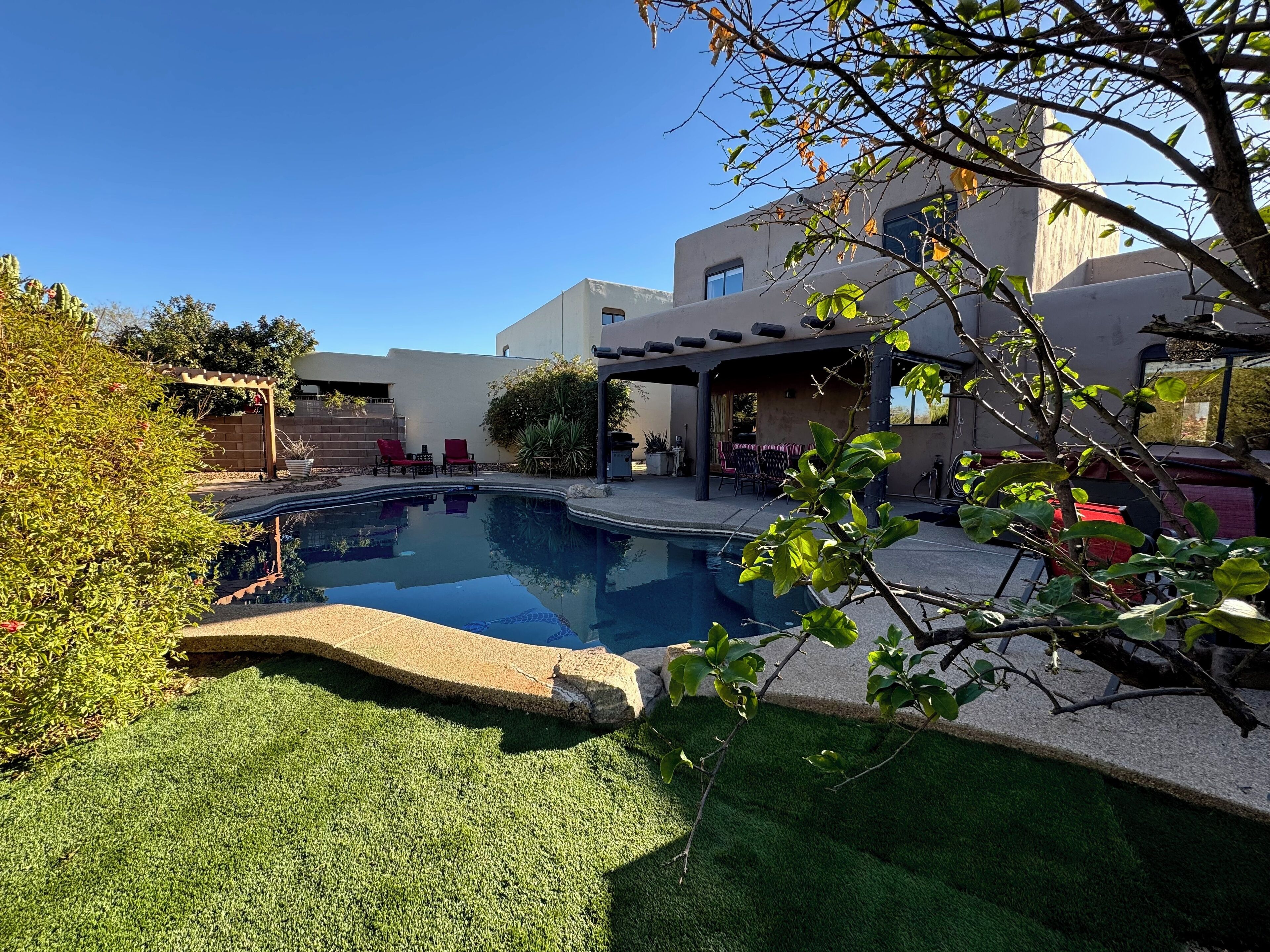 Alberca al aire libre y alberca climatizada