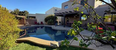 Una piscina al aire libre, una piscina climatizada