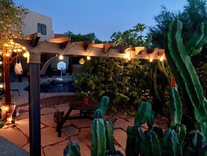 Utendørsbasseng og et oppvarmet basseng