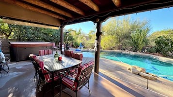 Una piscina al aire libre, una piscina climatizada