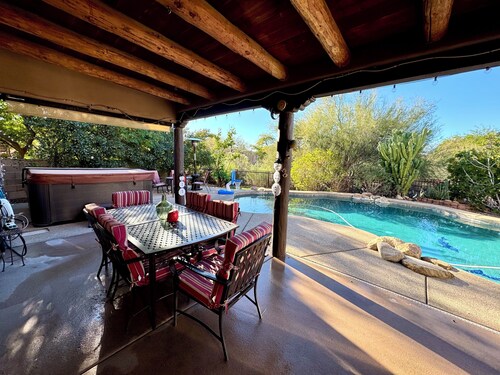 Ihana Santa Fe -tyylinen koti minuutin päässä Catalinasta tuntuu loma-elämältä