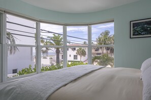 4 bedrooms, desk, iron/ironing board, WiFi