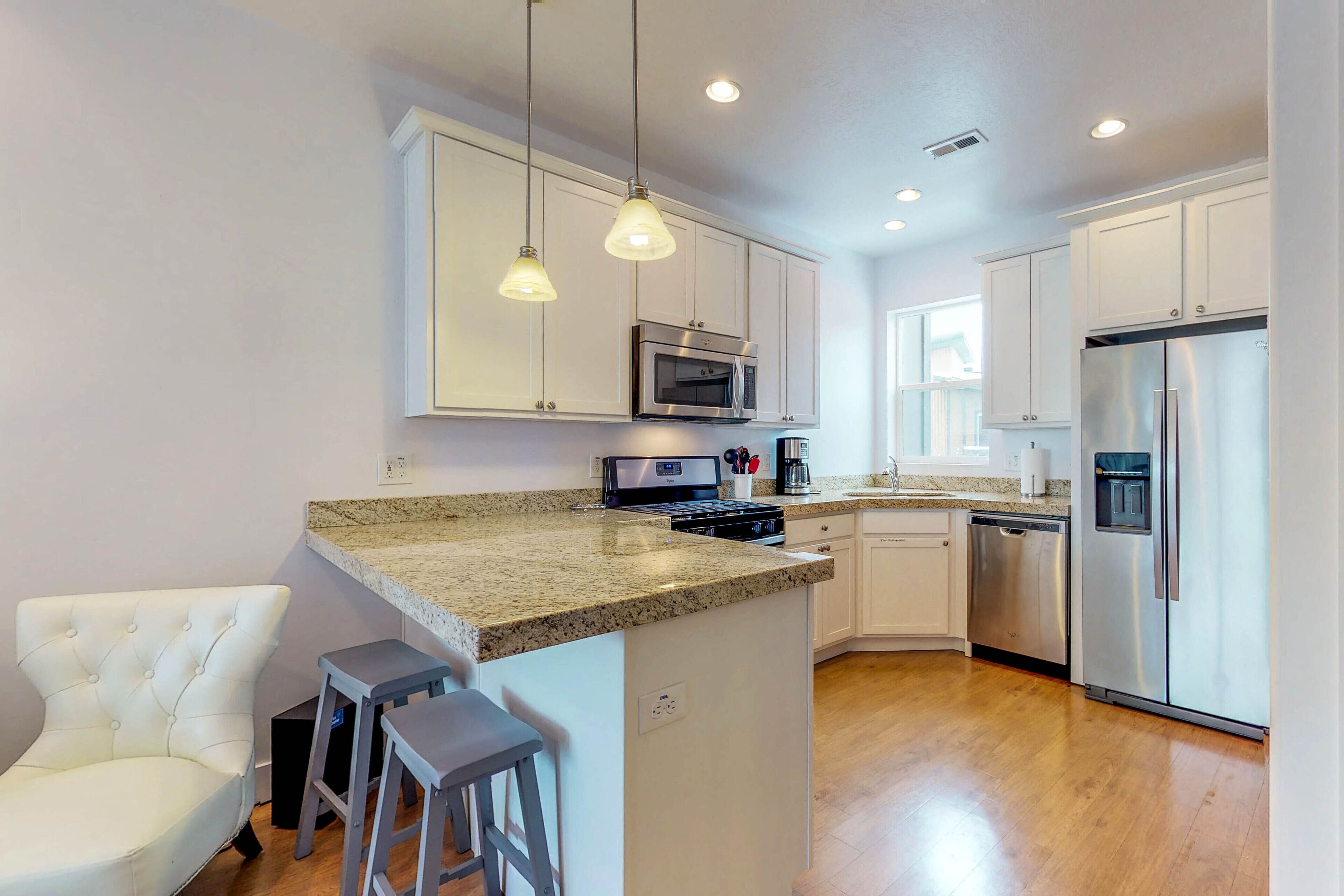 Immaculate townhome w/ a private hot tub, walk to dining and nightlife.