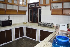 Fridge, microwave, oven, stovetop - Thamel < 5 min walk 1BHK (Thamel Apartment) (Kathmandu)