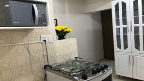 Geladeira, micro-ondas, fogão, cooktop