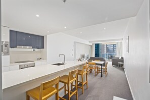 Interior - Apartment 23003 offers the convenience of a self-contained apartment, but with 5 (Surfers Paradise)