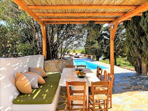 تناول الطعام بالخارج