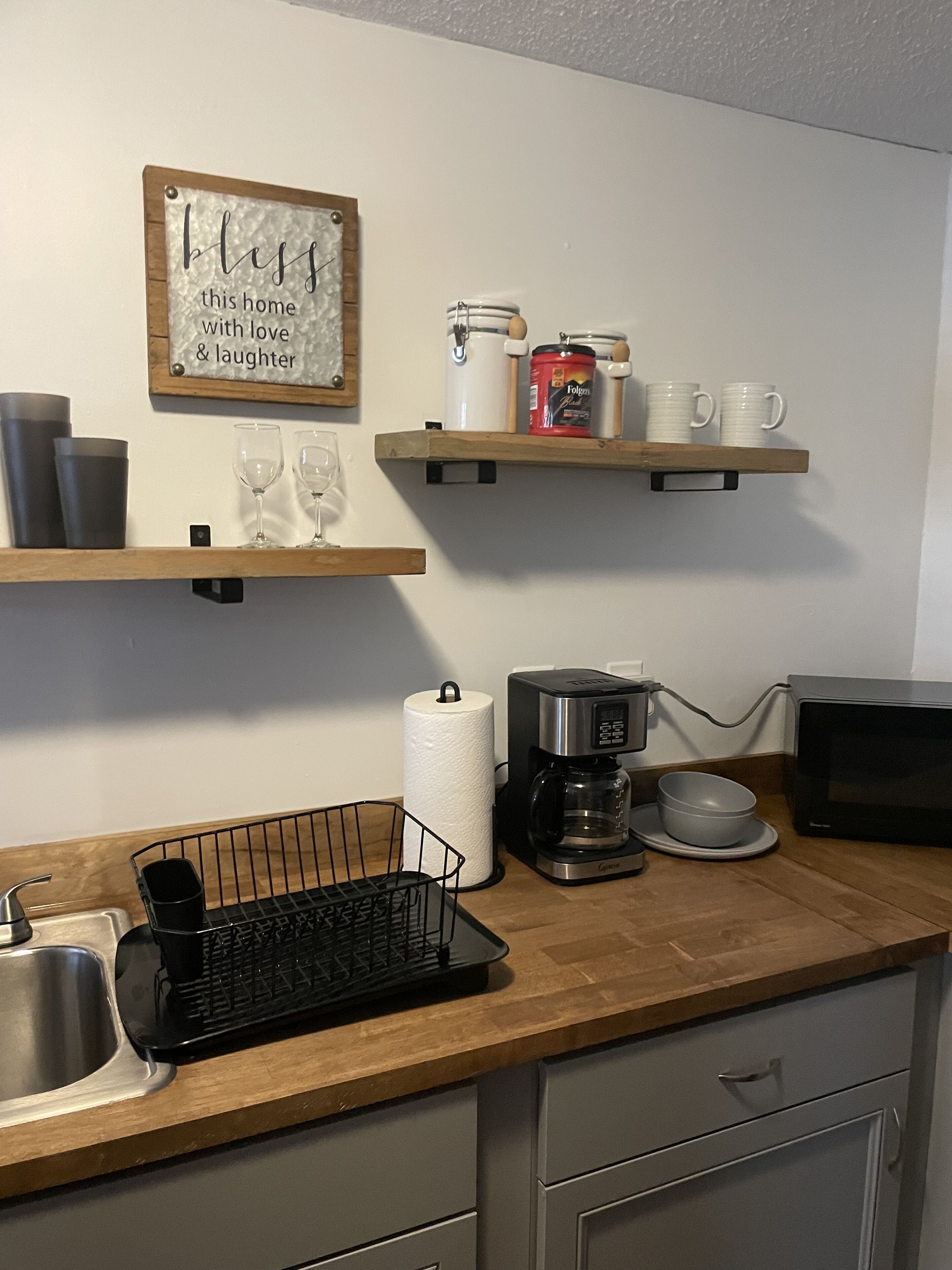 Een koelkast, een microgolfoven, een koffiezetapparaat/waterkoker