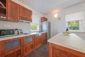 Kühlschrank, Mikrowelle, Ofen, Geschirrspüler