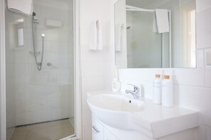 Een douche, milieuvriendelijke toiletartikelen, een haardroger