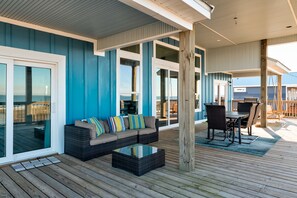 Outdoor dining - Bayfront, custom home with a designer's touch! - Serenity Now (Dauphin Island)
