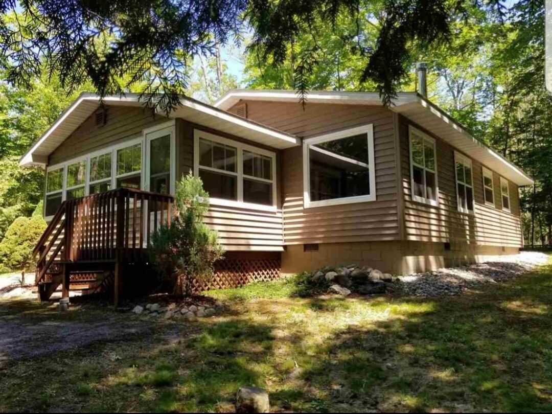 Cozy Cottage on a Private Wooded Lot, Steps  From Lake Charlevoix Waterfront!
