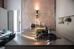 Frigorifero, forno, piano cottura, lavastoviglie