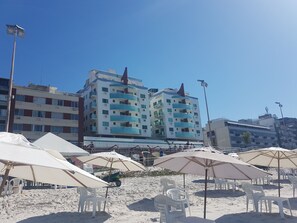 Rannalla, aurinkotuoleja