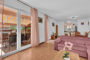 Smart-TV, Kamin, Tischtennisplatte