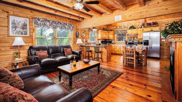 L’intérieur d’une cabane en rondins comprend un salon, une cuisine et un coin repas.