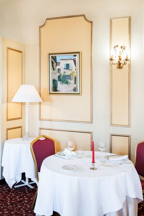 Desayuno continental (EUR 12 por persona) 