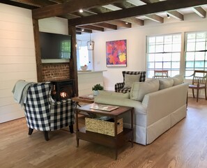 Smart TV, fireplace, video games, DVD player - Cedargate the East End's 1830's Seaside Farmhouse (East Moriches)