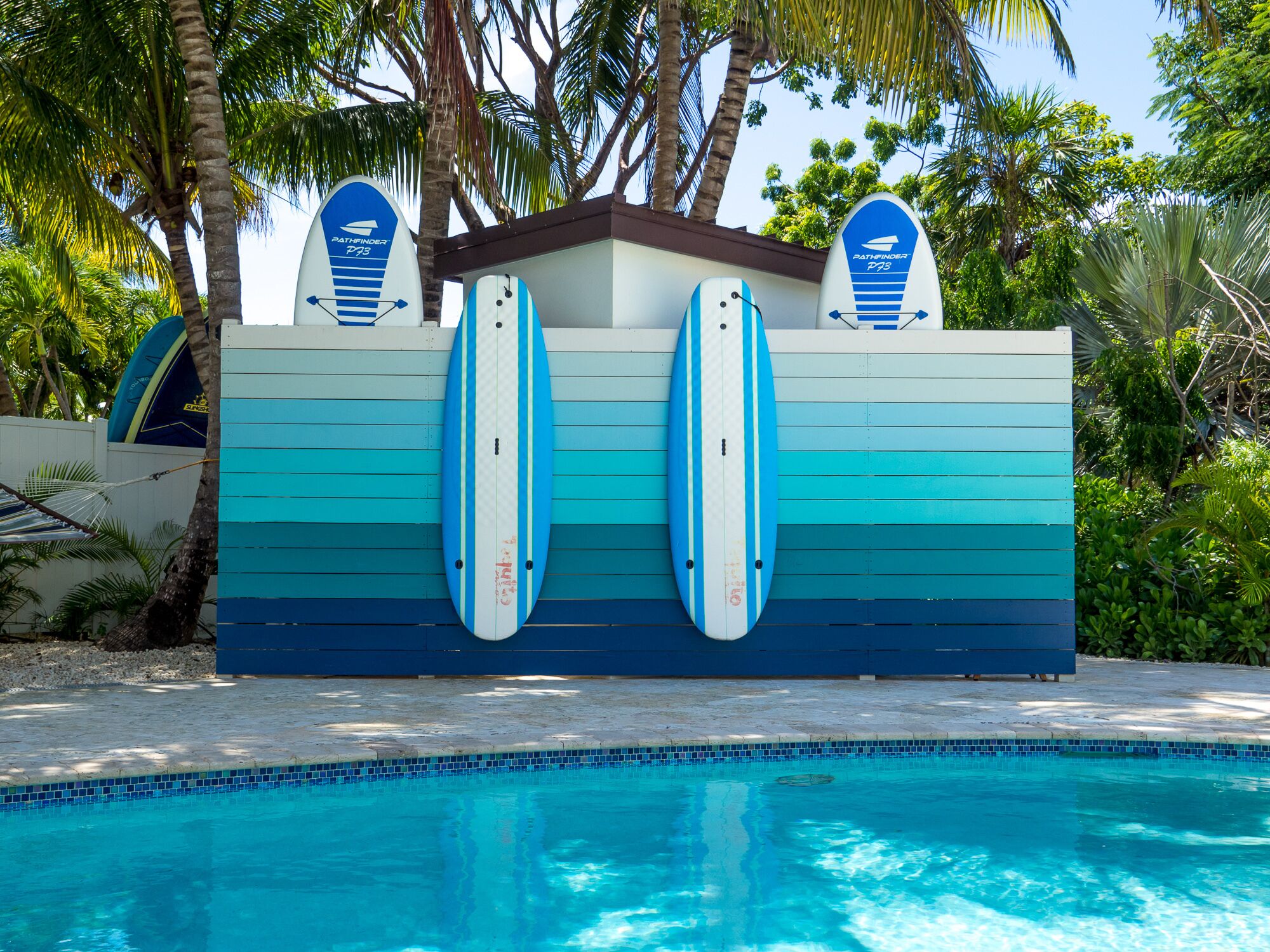 Piscine extérieure, chaises longues