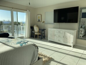 4 chambres, bureau, fer et planche à repasser, lit parapluie