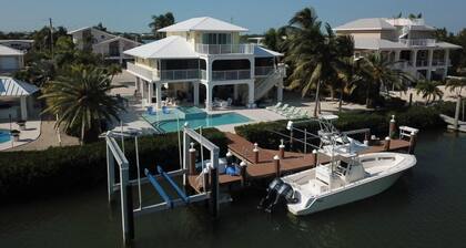 Outstanding pool and outdoor area 5 minute walk to beach!