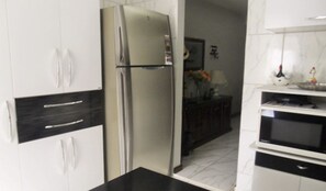 Geladeira, micro-ondas, fogão, cooktop