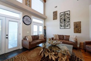 Télévision à écran plat, cheminée, jeux vidéo, lecteur de DVD