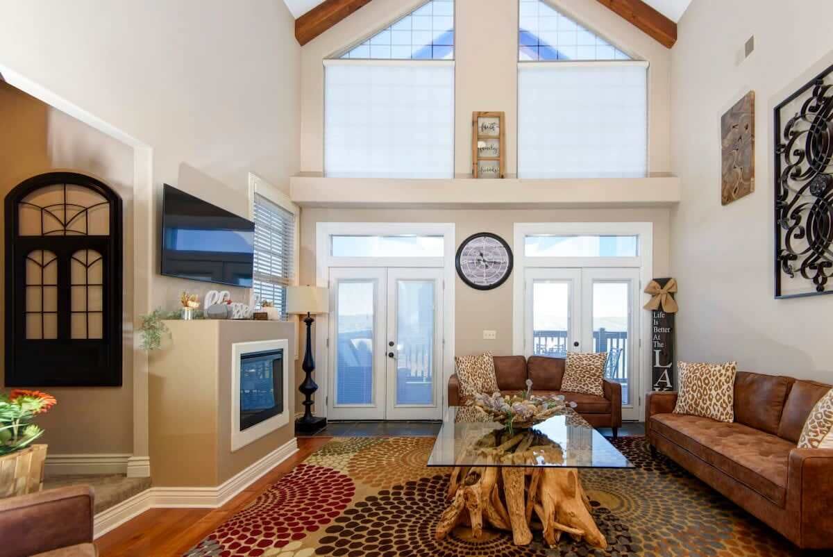 Flachbildfernseher, Kamin, Videospiele, DVD-Player