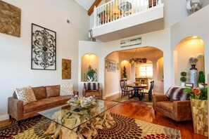 Flatscreentelevisie, een open haard, videospelletjes en een dvd-speler