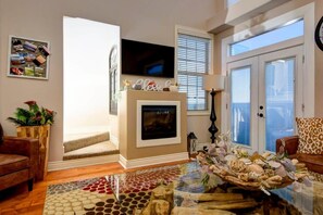Flachbildfernseher, Kamin, Videospiele, DVD-Player