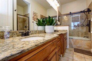 Bathtub, hair dryer, towels - 43-5 Top of the Point Luxury Condo  Next to Pools, Splash Pads, SDC (Branson)