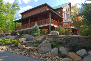 Exterior - Linger Lodge: Spectacular Views! Hot Tub, Wifi, Outside patio, near Attractions! (Gatlinburg)