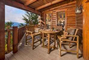 Outdoor dining - Linger Lodge: Spectacular Views! Hot Tub, Wifi, Outside patio, near Attractions! (Gatlinburg)