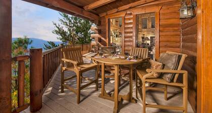 Linger Lodge: Spectacular Views! Hot Tub, Wifi, Outside patio, near Attractions!