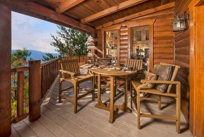 Linger Lodge: Spectacular Views! Hot Tub, Wifi, Outside patio, near Attractions!
