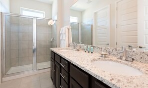 Combined shower/tub, towels