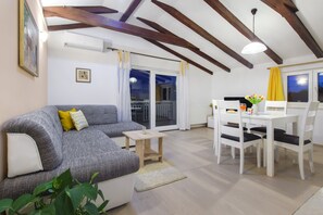 Télévision, cheminée, console de jeux vidéo, table de tennis de table