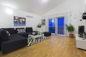 Televisio, takka, videopelikonsoli, pöytätennispöytä