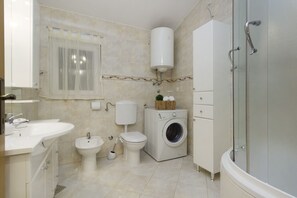 Douche, sĂšche-cheveux, bidet, serviettes fournies