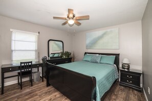 2 bedrooms, desk, iron/ironing board, free WiFi - Long Stays Welcome ~ Pet Friendly (New Port Richey)