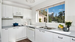 Fridge, microwave, oven, stovetop - McGrath welcomes you to No 1 Mollymook Beach (Mollymook Beach)