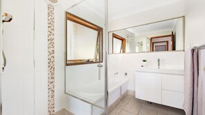Bathtub - FREE NIGHT. Pay for 2 stay for 3 (Mollymook)