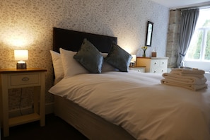 Standard Double Room, Ensuite (Carlton) | WiFi - The Victoria (Skipton)