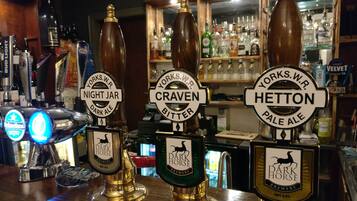 En bar med tre kranar, var och en märkt med namnet på ölsorten: ”Yorks.W.R. Night Jar Dark Ale”, ”Yorks.W.R. Craven Bitter” och ”Yorks.W.R. Hetton Pale Ale”.